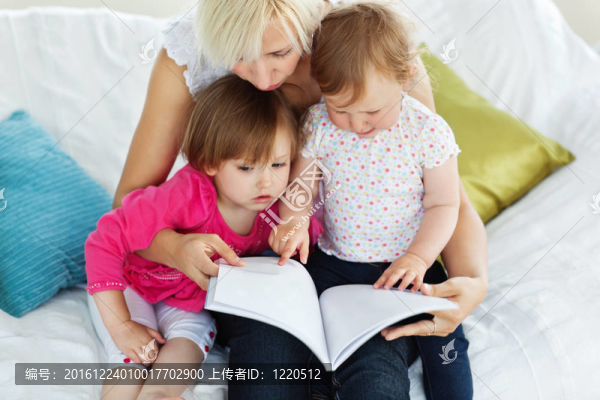 可愛(ài)的媽媽和孩子讀書