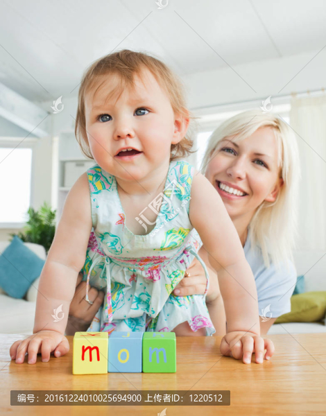 容光煥發(fā)的母親玩弄女兒