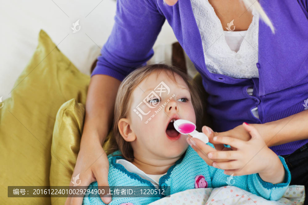 生病的孩子躺在沙發(fā)上