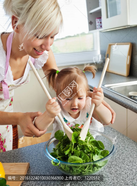 聰明的母親和孩子做飯