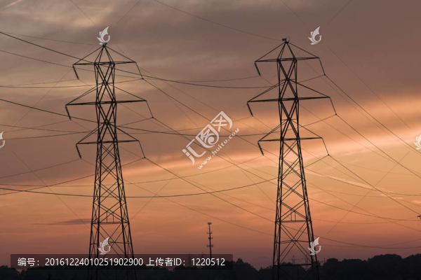 電源線和電池塔