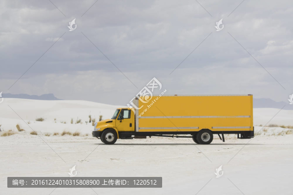 白色沙丘的黃色卡車