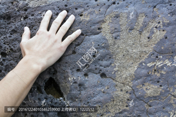 在Petroglyph國家紀(jì)念碑的手