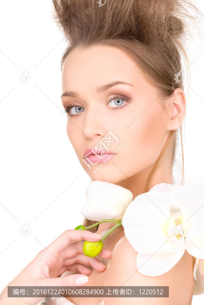 美麗的女人與白色的花