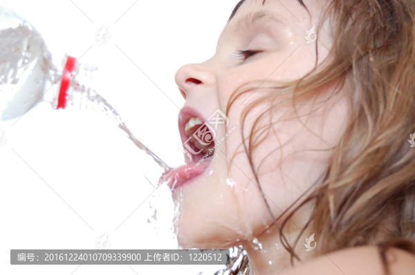 口渴兒童飲用水
