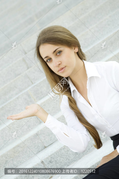 年輕女子的手勢