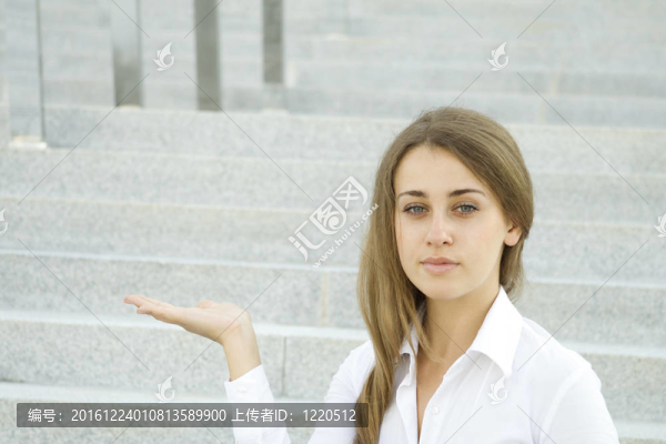 年輕女子的手勢
