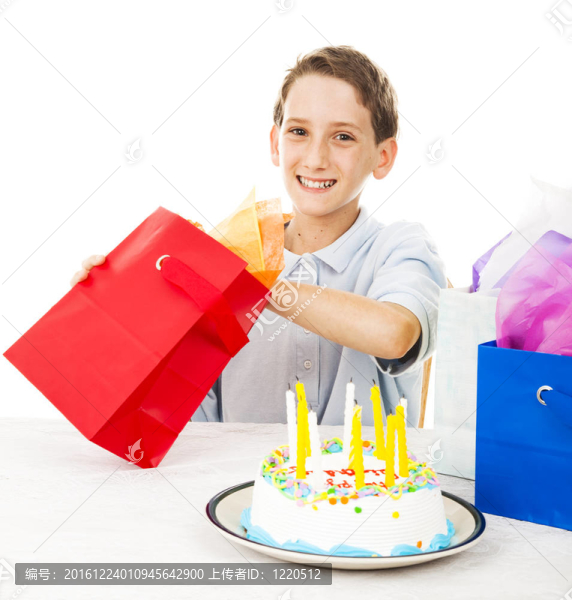 小男孩打開生日禮物