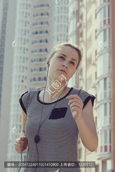 年輕美女在城市街頭跑步