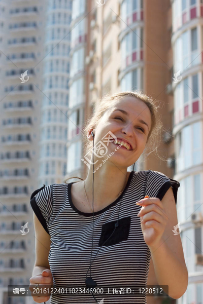 年輕美女在城市街頭跑步