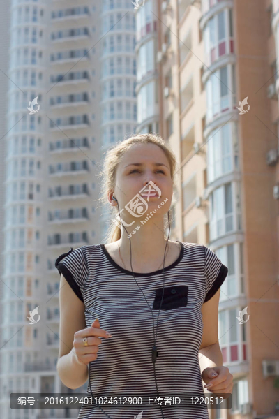 年輕美女在城市街頭跑步