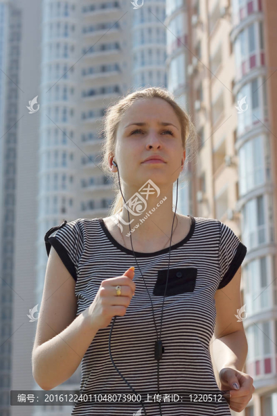 年輕美女在城市街頭跑步