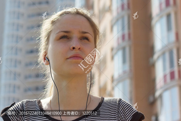 年輕美女在城市街頭跑步