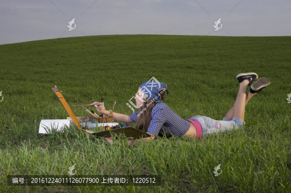 草地上的女孩畫