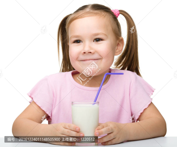 可愛的小女孩和一杯牛奶