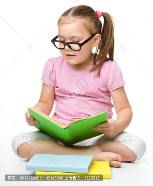 可愛(ài)的小女孩戴眼鏡看書