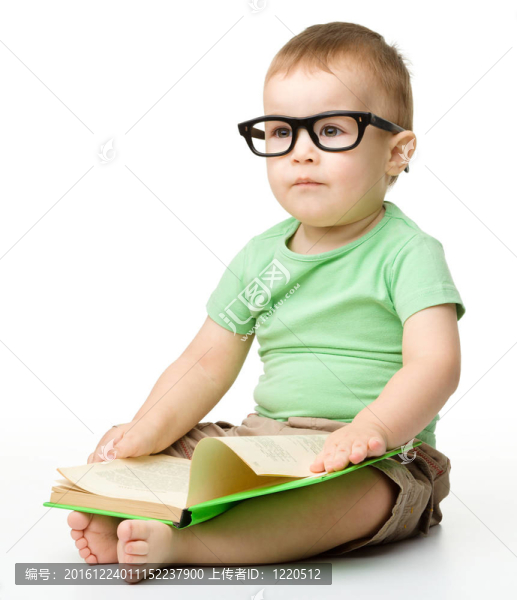 可愛的小男孩讀一本書