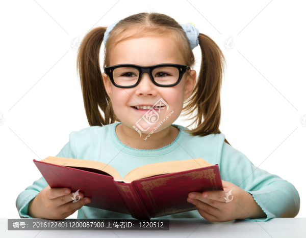 可愛的小女孩看書