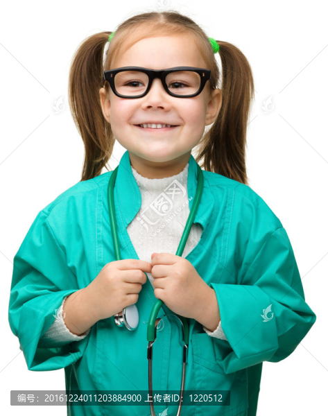 可愛的小女孩在玩醫(yī)生