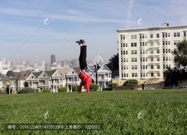 倒立的仕女畫建筑舊金山前