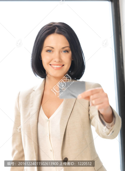 有信用卡的快樂女人