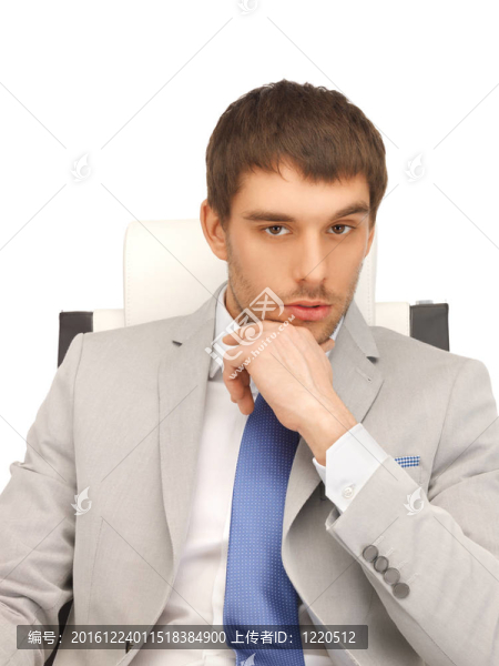坐在椅子上的年輕商人