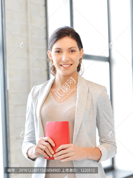 快樂微笑的女人與書