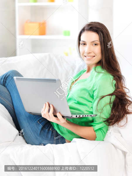 快樂的女人與筆記本電腦