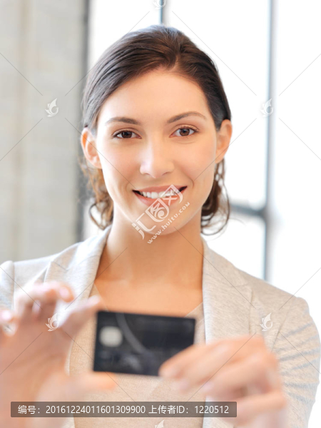 有信用卡的快樂女人