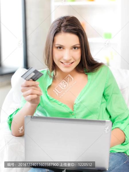 快樂(lè)的女人與筆記本電腦和信用卡