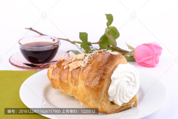 奶油杏仁蛋糕。
