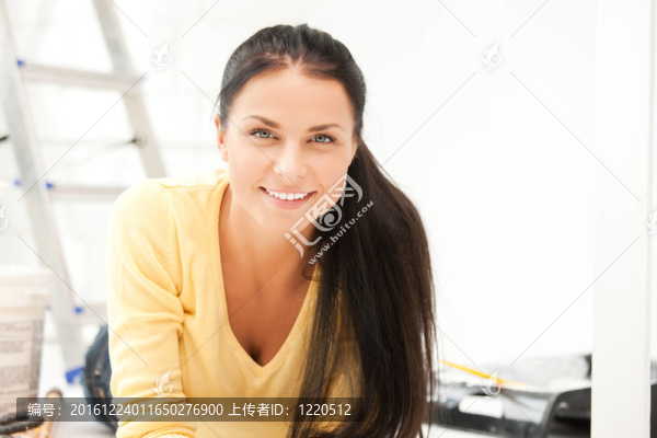 可愛(ài)的主婦做修理工作