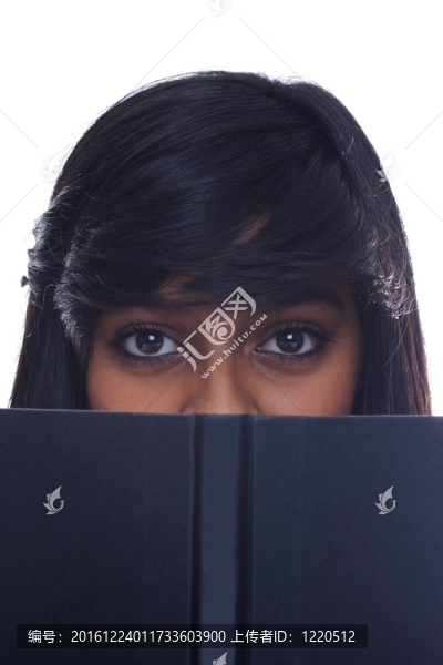女孩從書上抬起頭來