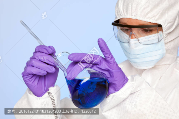帶化學燒瓶的實驗室技術員
