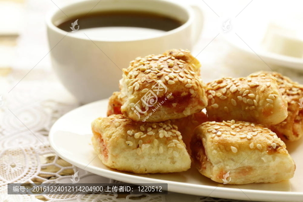新鮮的松餅和茶；早餐
