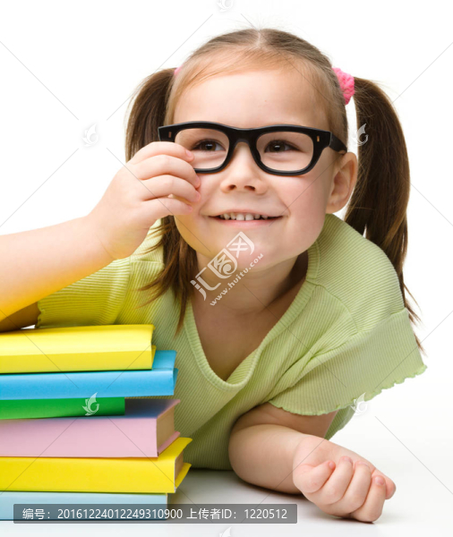 可愛的小女孩與書籍