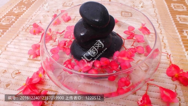 一堆石頭和粉紅色的花