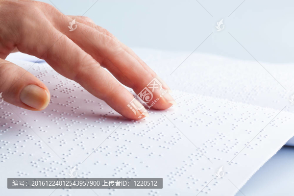 盲文和手指。本盲文書(shū)