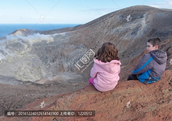 女孩和男孩坐在弗卡諾島的西西里島附近的火山口邊緣；意大利