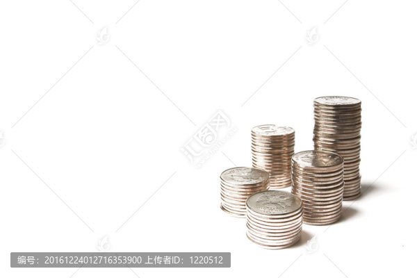 一堆白色背景上的輝煌金屬硬幣
