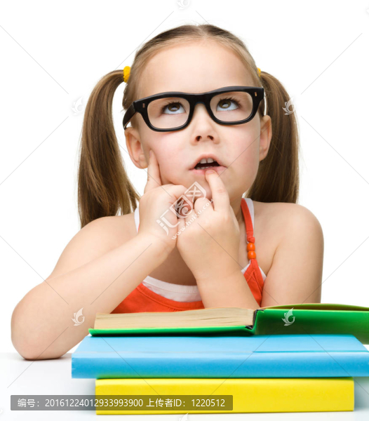 可愛的小女孩在做夢