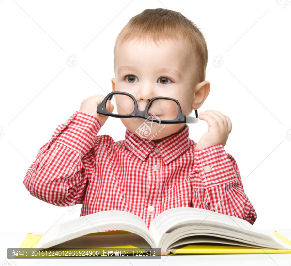 可愛的小男孩讀一本書