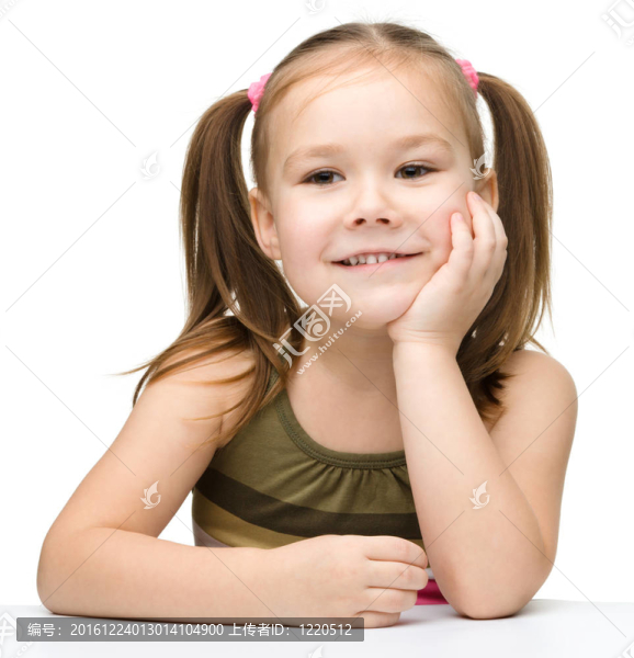 快樂的小女孩正坐在桌子旁微笑