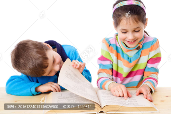 兩個孩子在讀這本書
