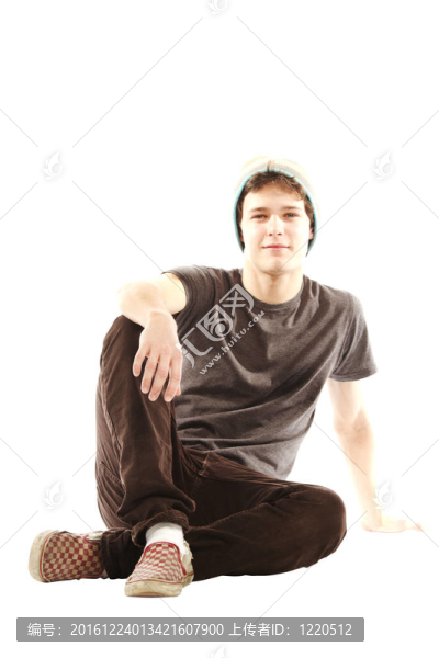 年輕人穿著臀部式向后微笑