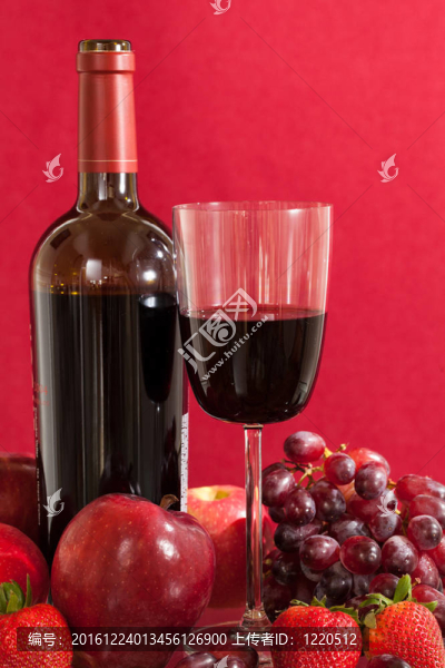 紅酒瓶和水果配玻璃