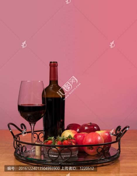 紅酒瓶和水果配玻璃