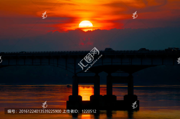 河大橋的日出