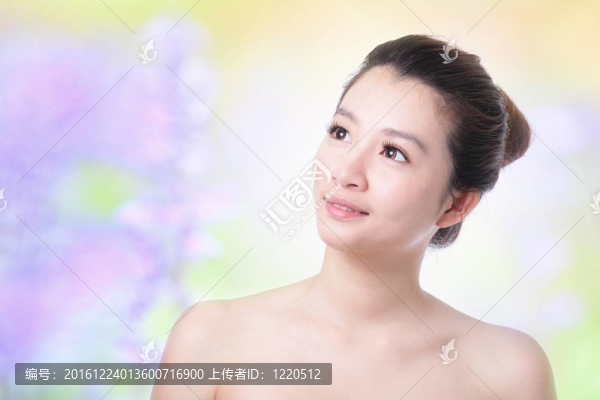 護(hù)膚女孩微笑面對(duì)前瞻