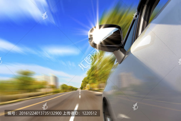 汽車在道路上的運(yùn)動(dòng)模糊和陽光的鏡子